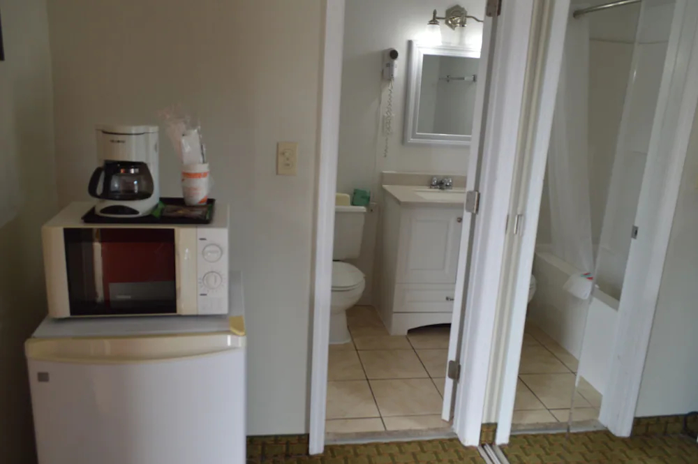 Econo Lodge Inn & Suites on the River