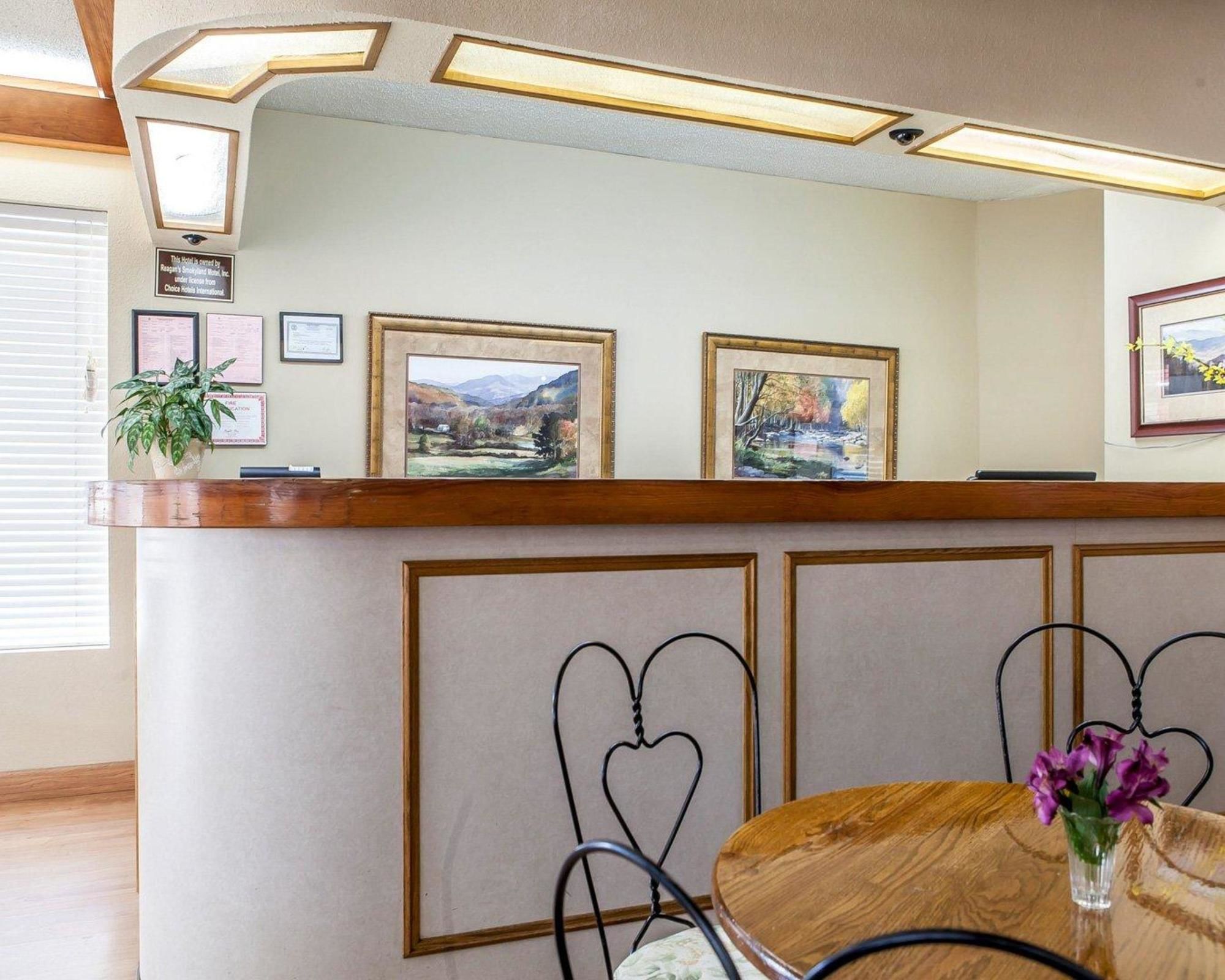 Econo Lodge Inn & Suites on the River