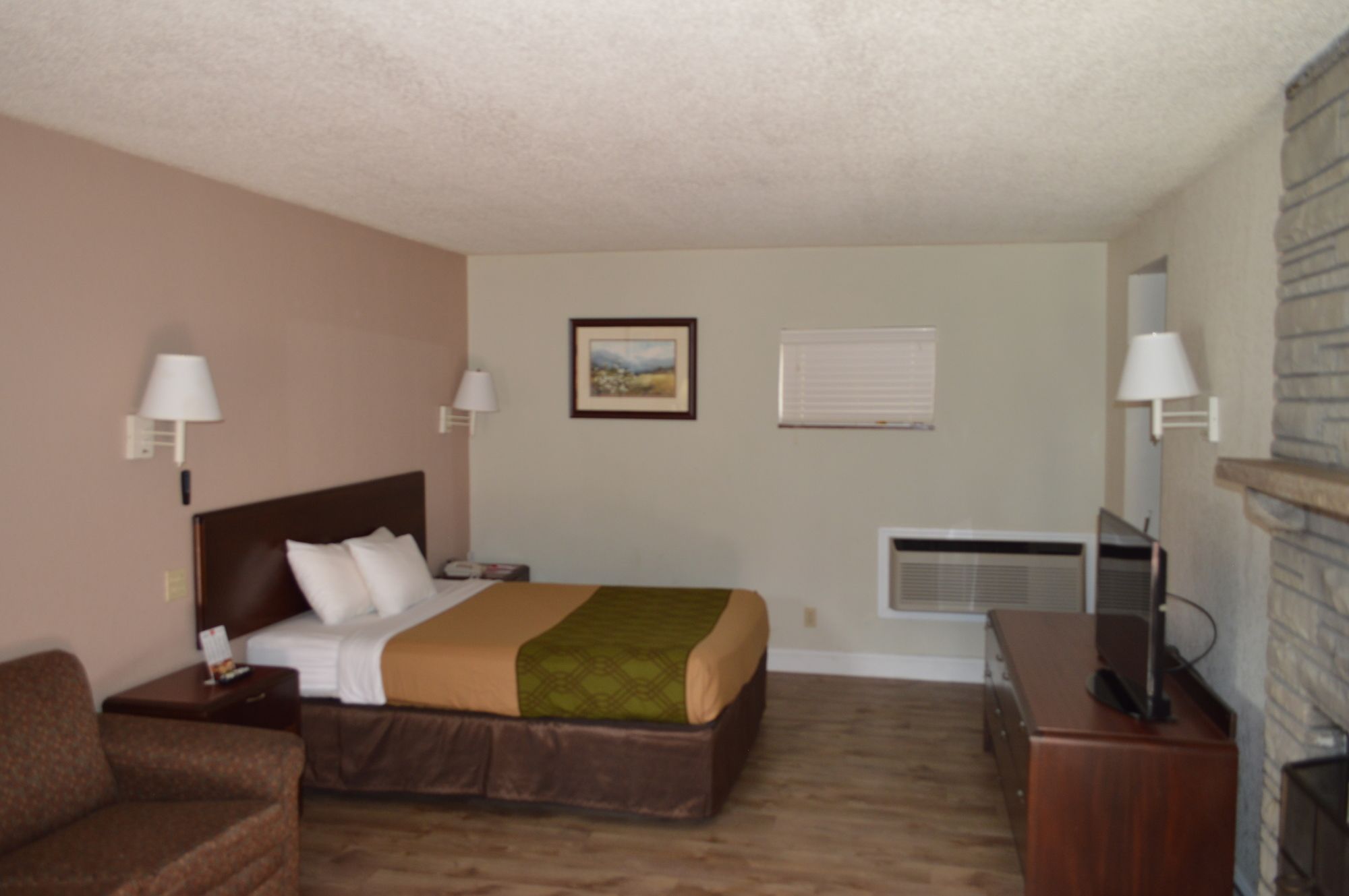Econo Lodge Inn & Suites on the River