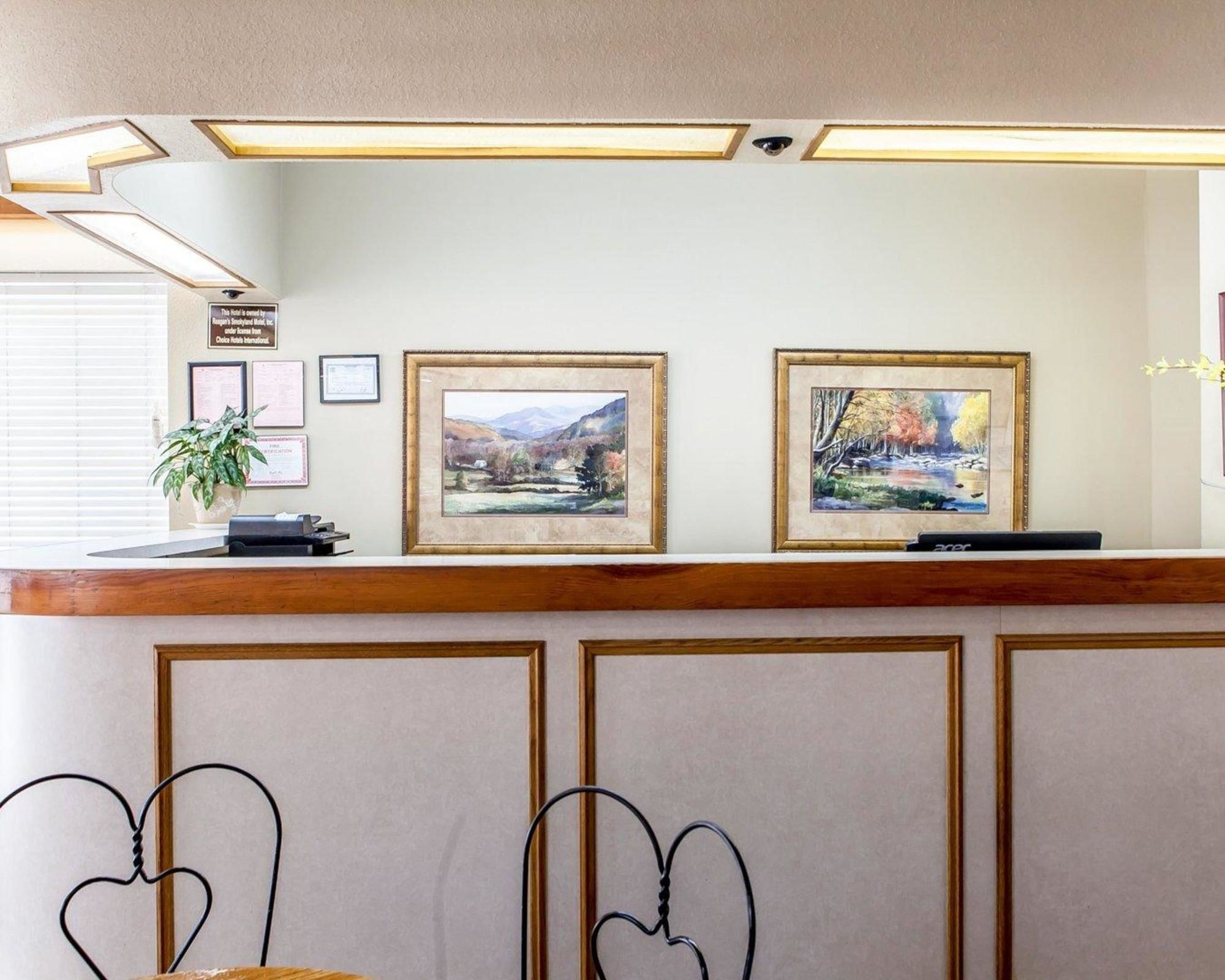 Econo Lodge Inn & Suites on the River