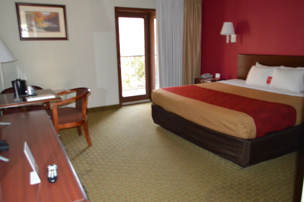 Econo Lodge Inn & Suites on the River