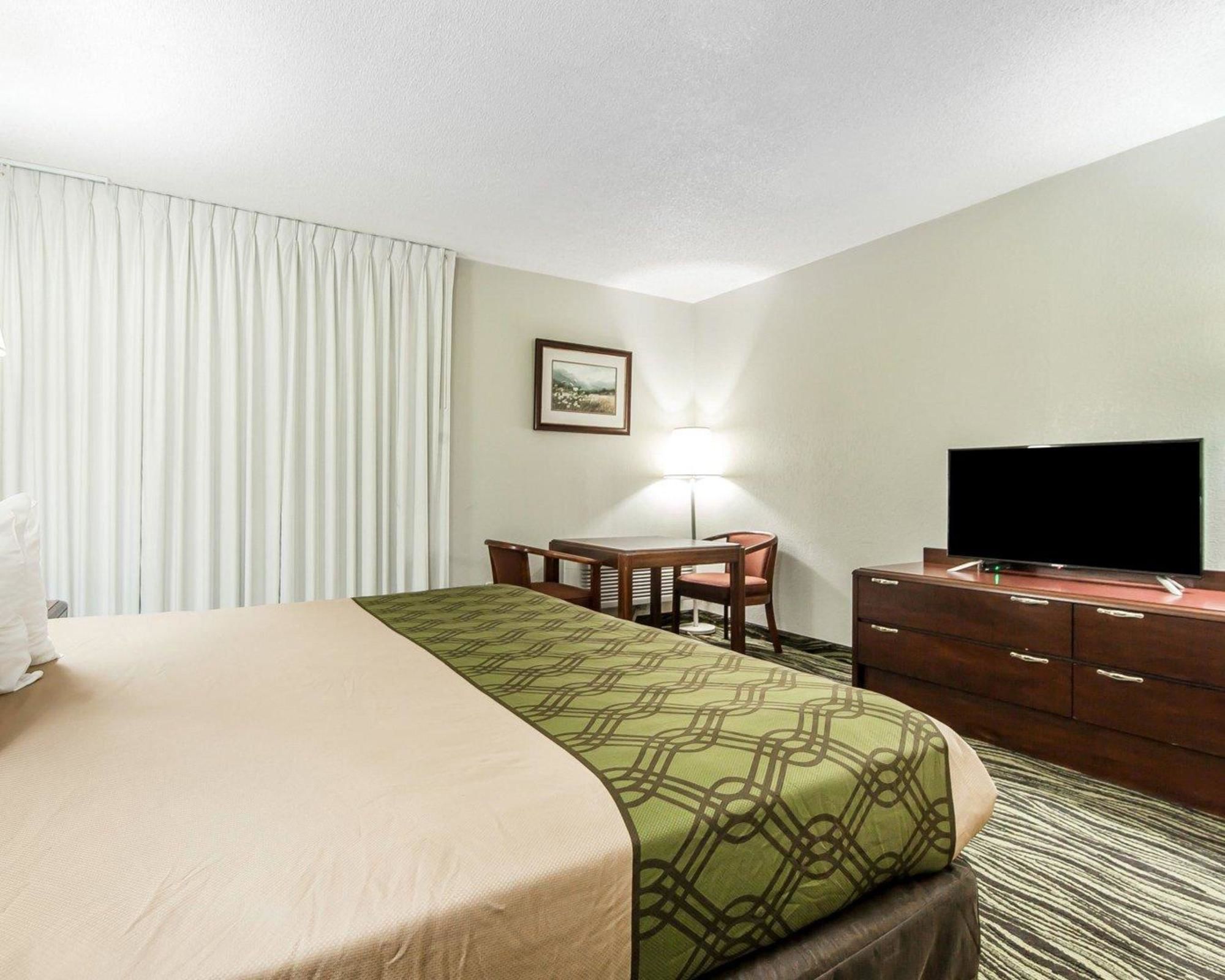 Econo Lodge Inn & Suites on the River