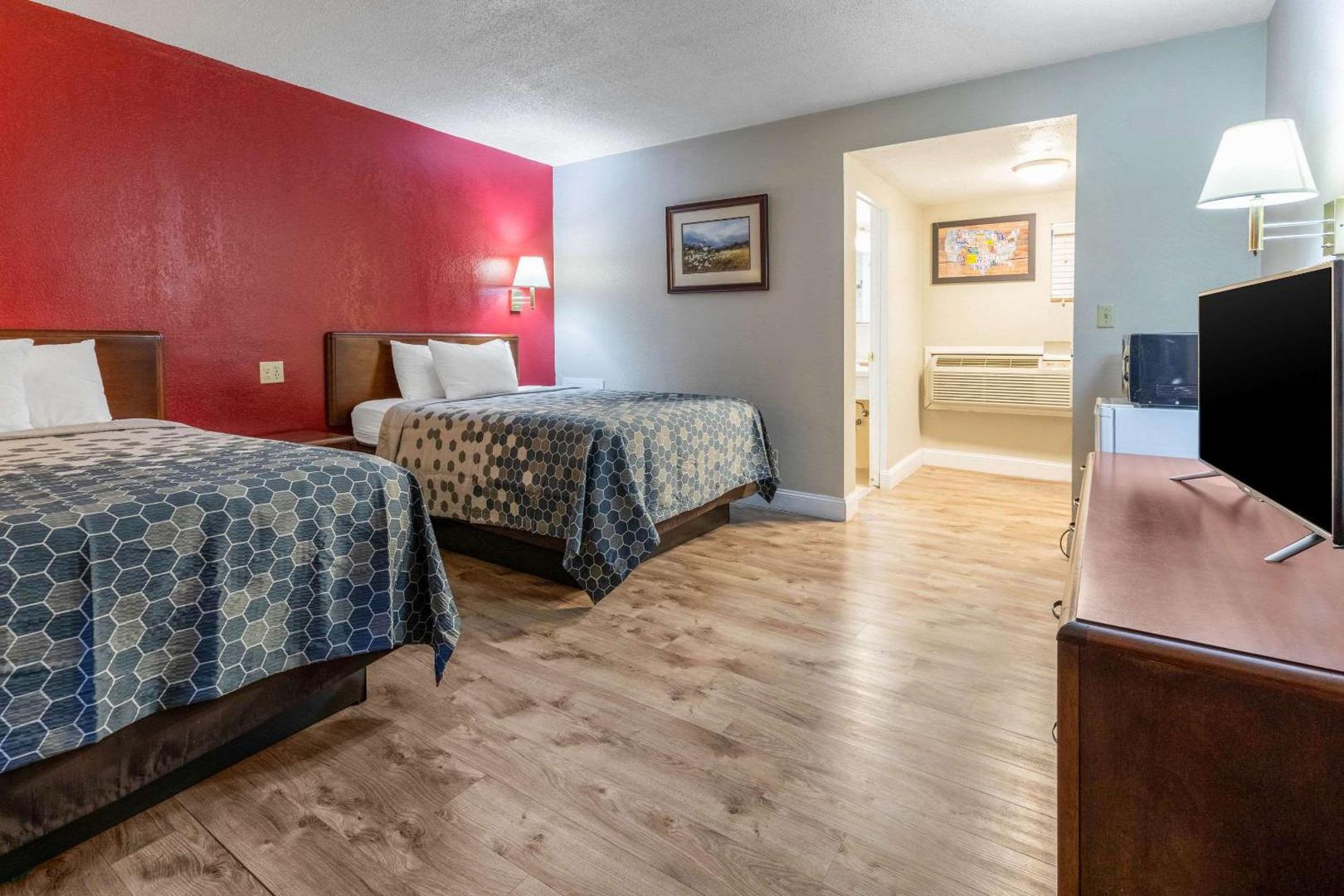 Econo Lodge Inn & Suites on the River