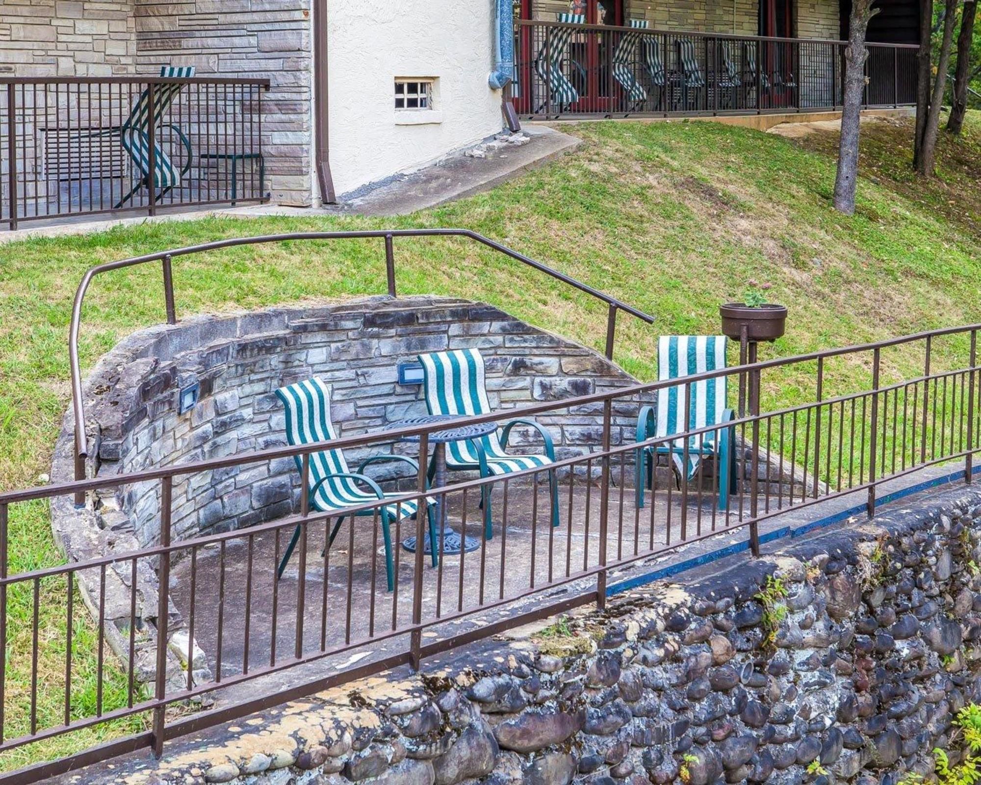 Econo Lodge Inn & Suites on the River