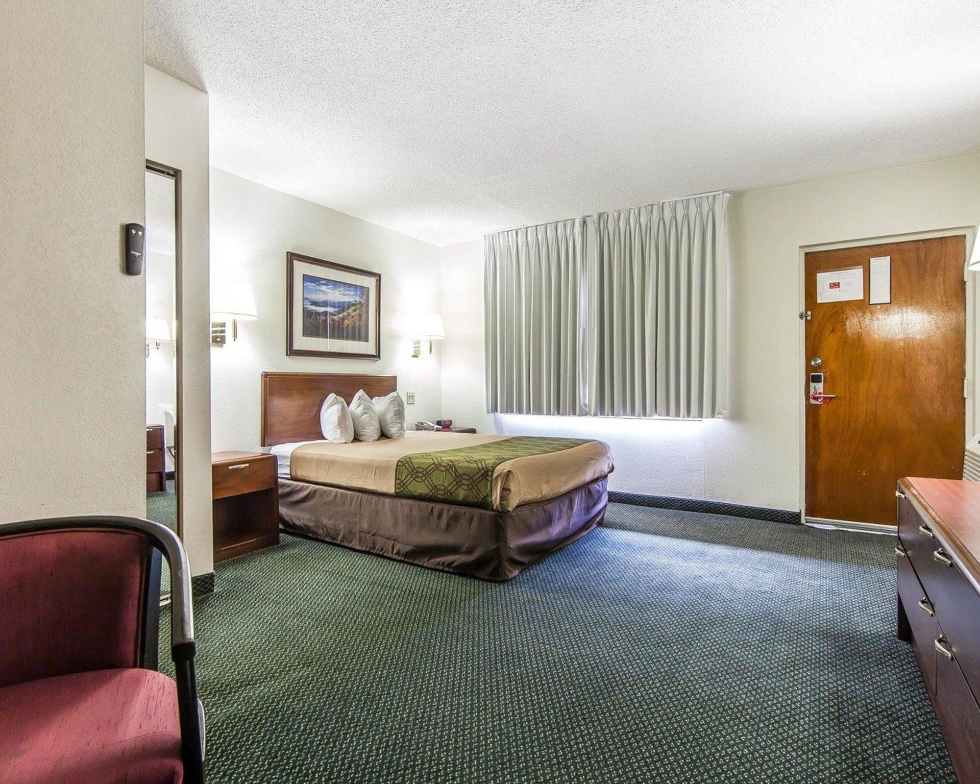 Econo Lodge Inn & Suites on the River