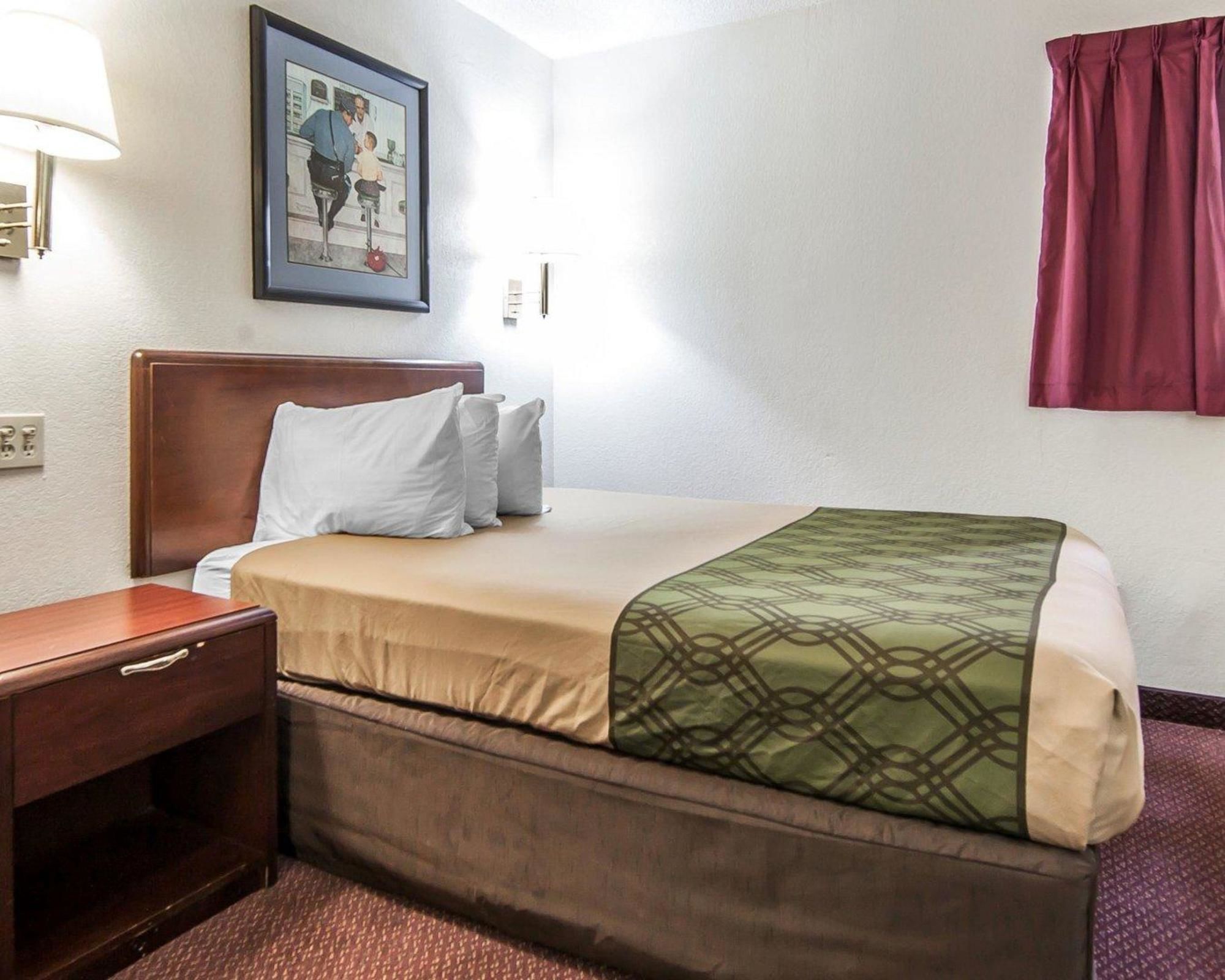 Econo Lodge Inn & Suites on the River