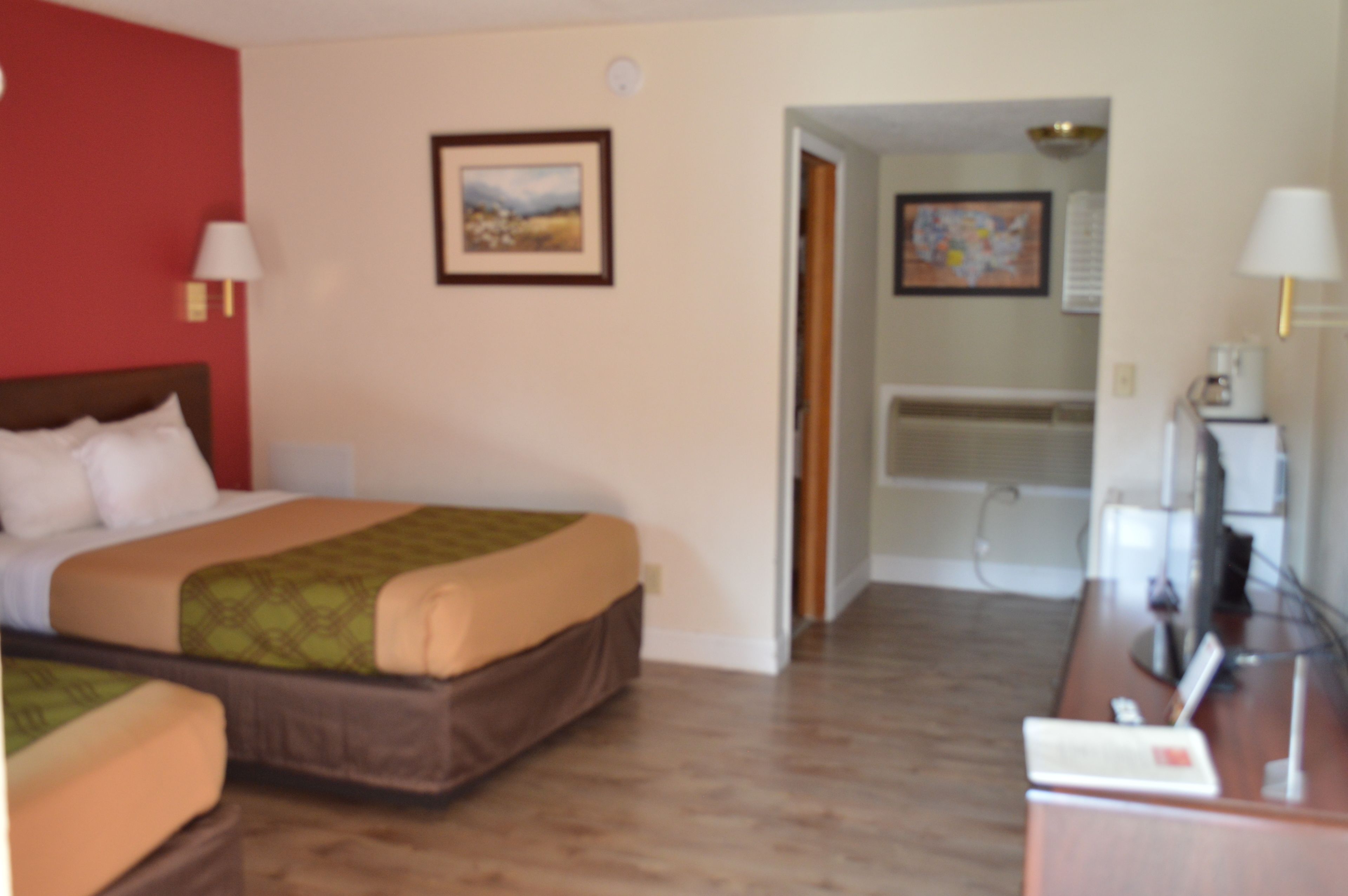 Econo Lodge Inn & Suites on the River