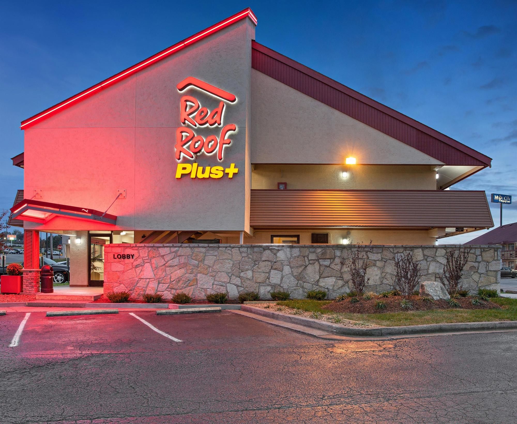 Red Roof PLUS Nashville North - Goodlettsville
