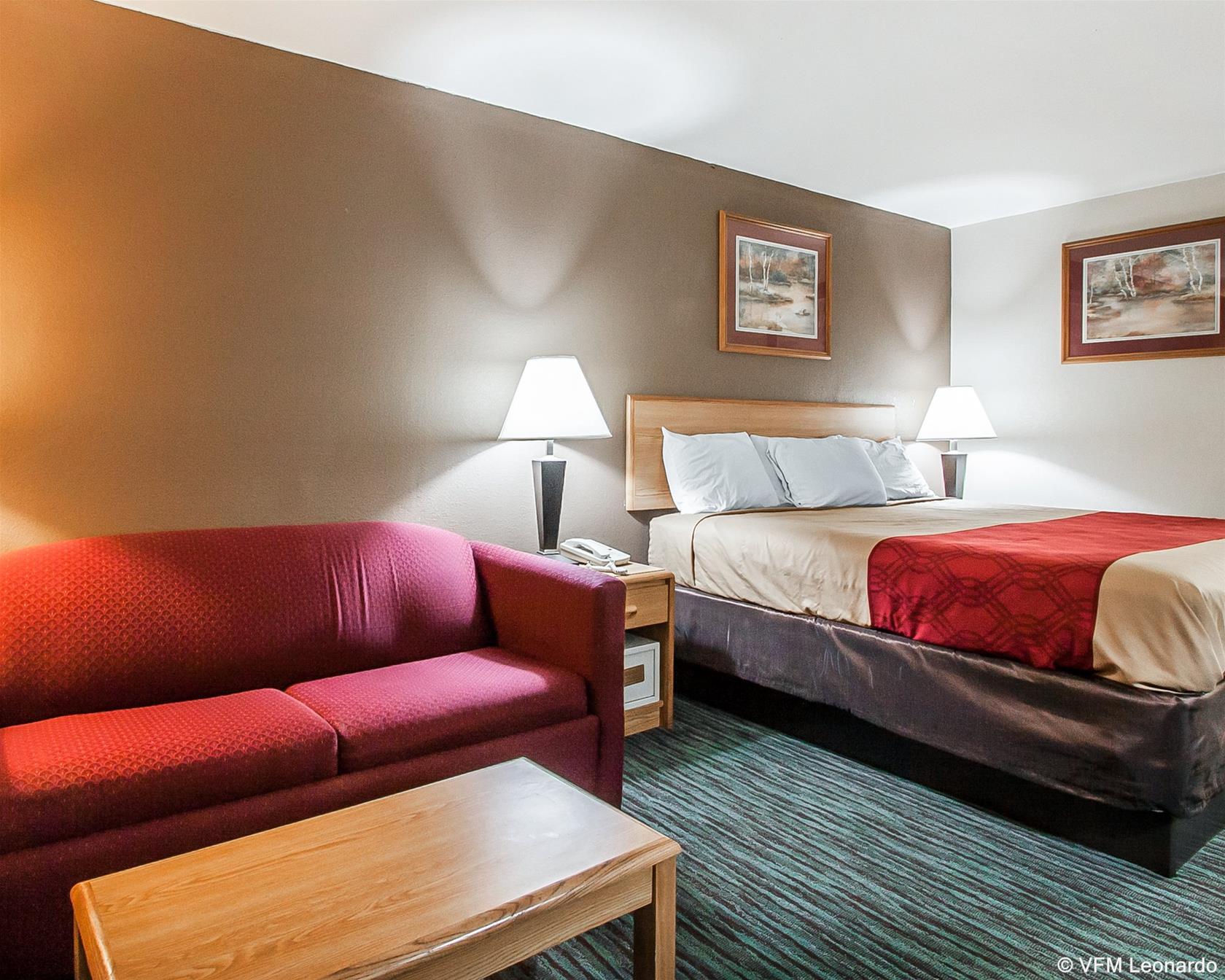 Econo Lodge Inn & Suites
