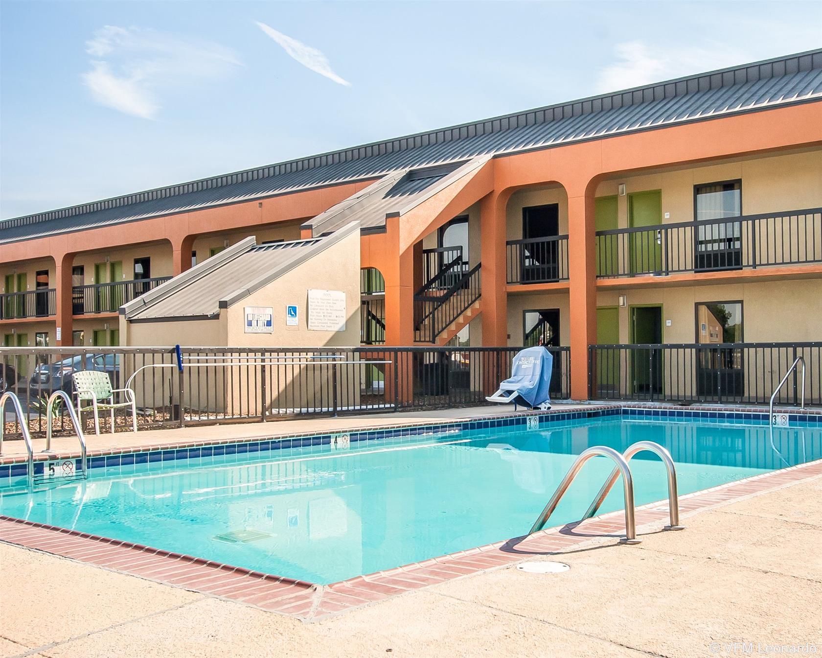 Econo Lodge Inn & Suites