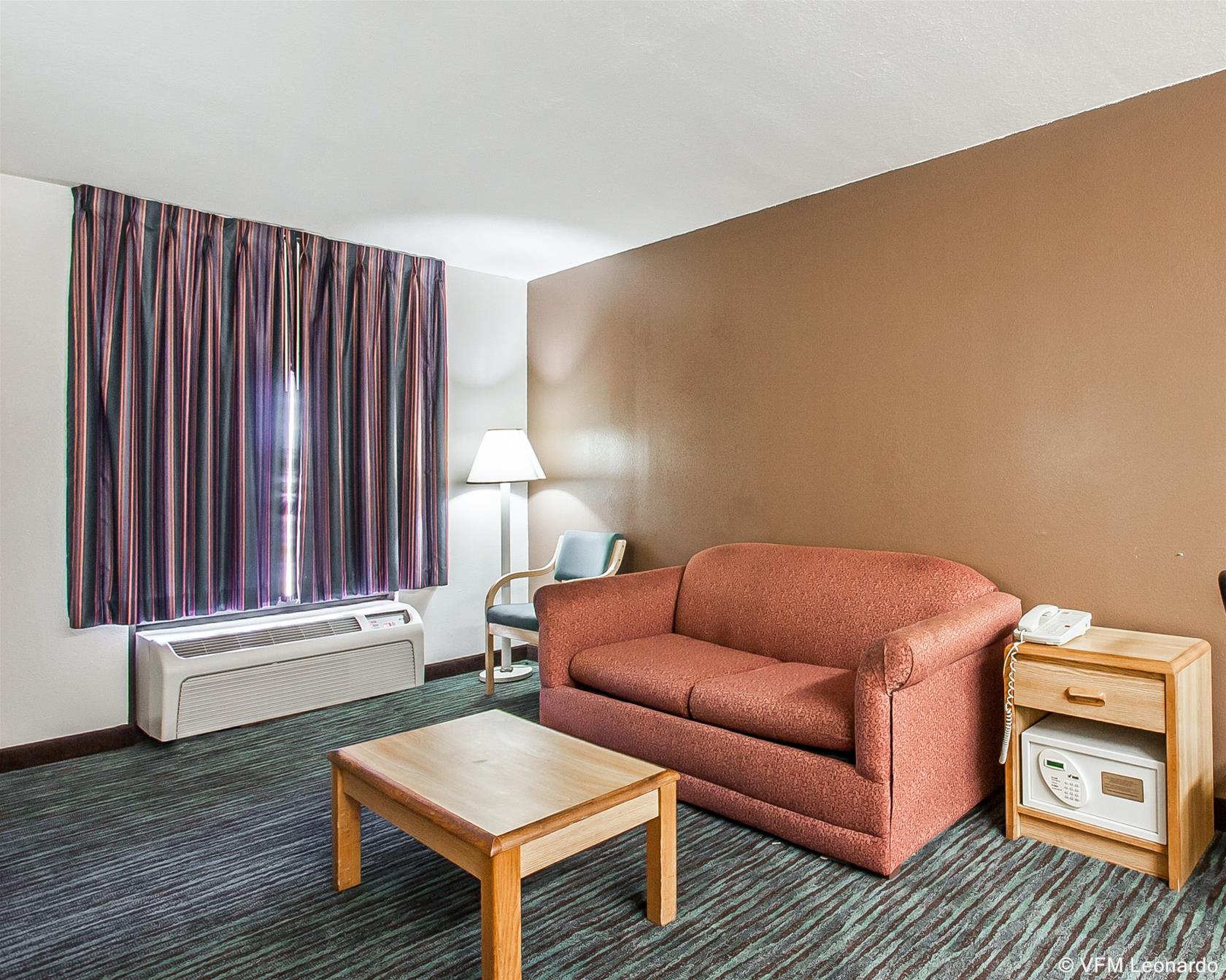 Econo Lodge Inn & Suites