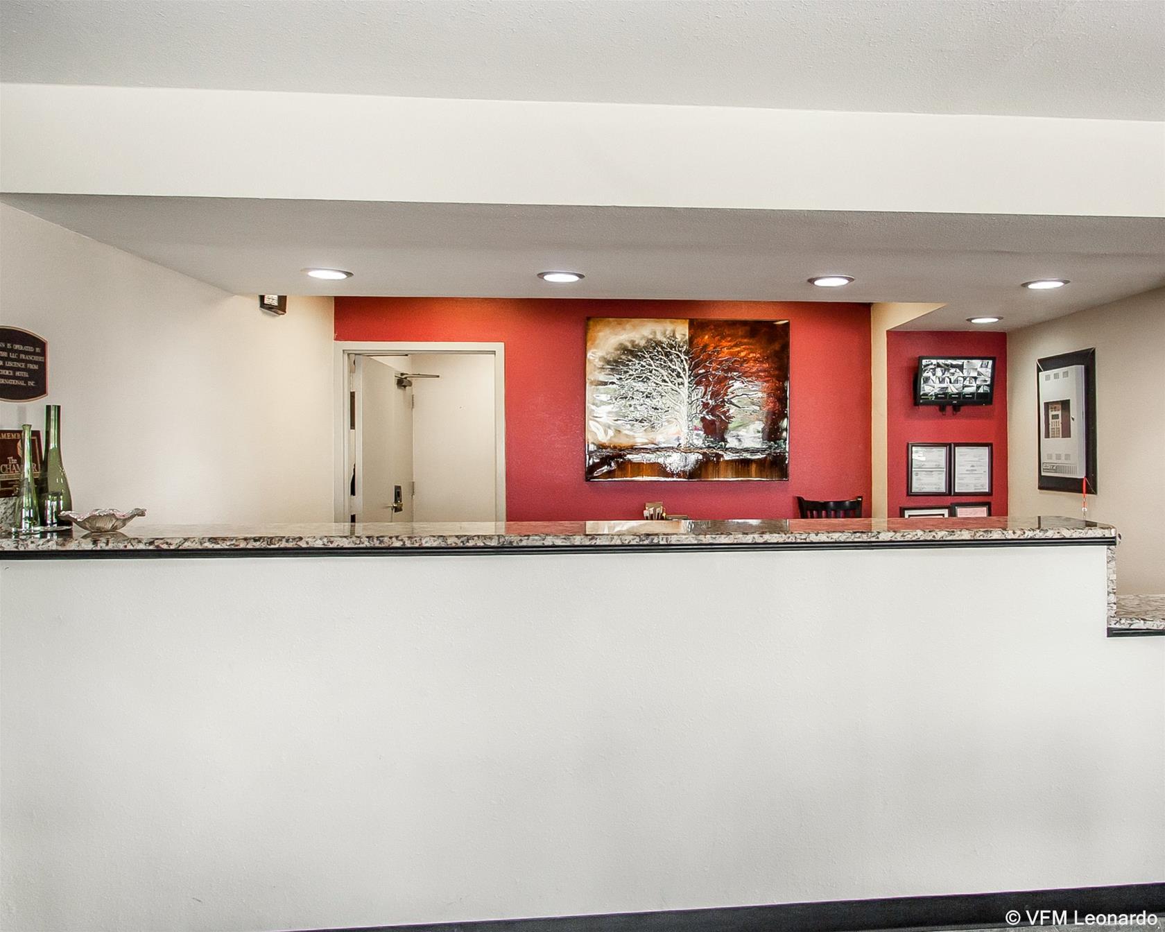 Econo Lodge Inn & Suites