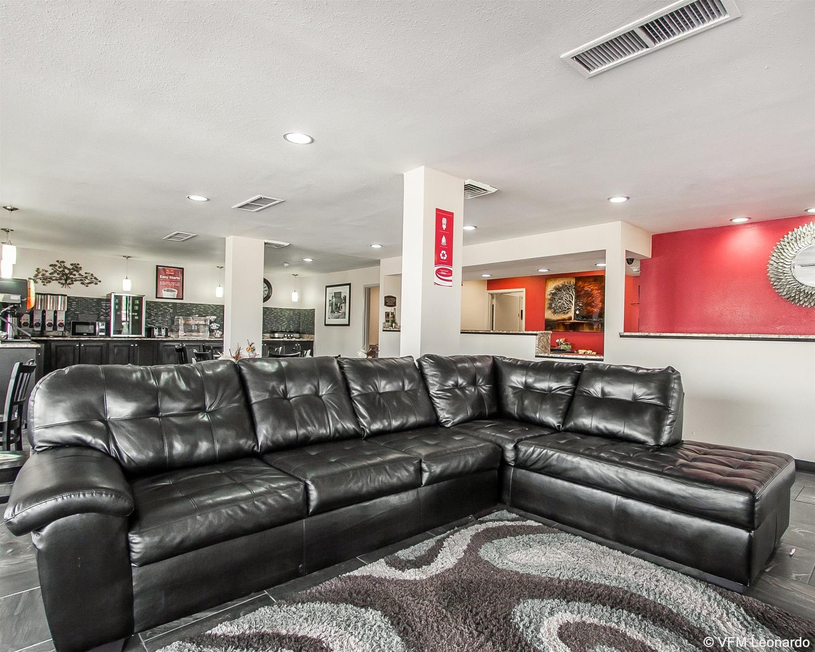 Econo Lodge Inn & Suites