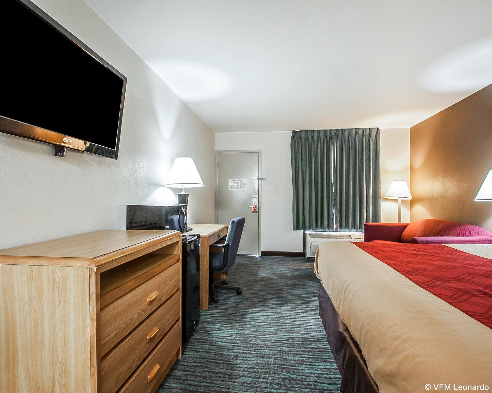 Econo Lodge Inn & Suites