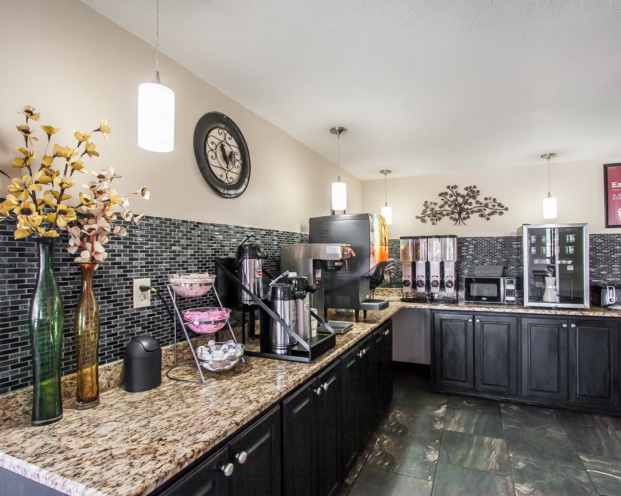 Econo Lodge Inn & Suites