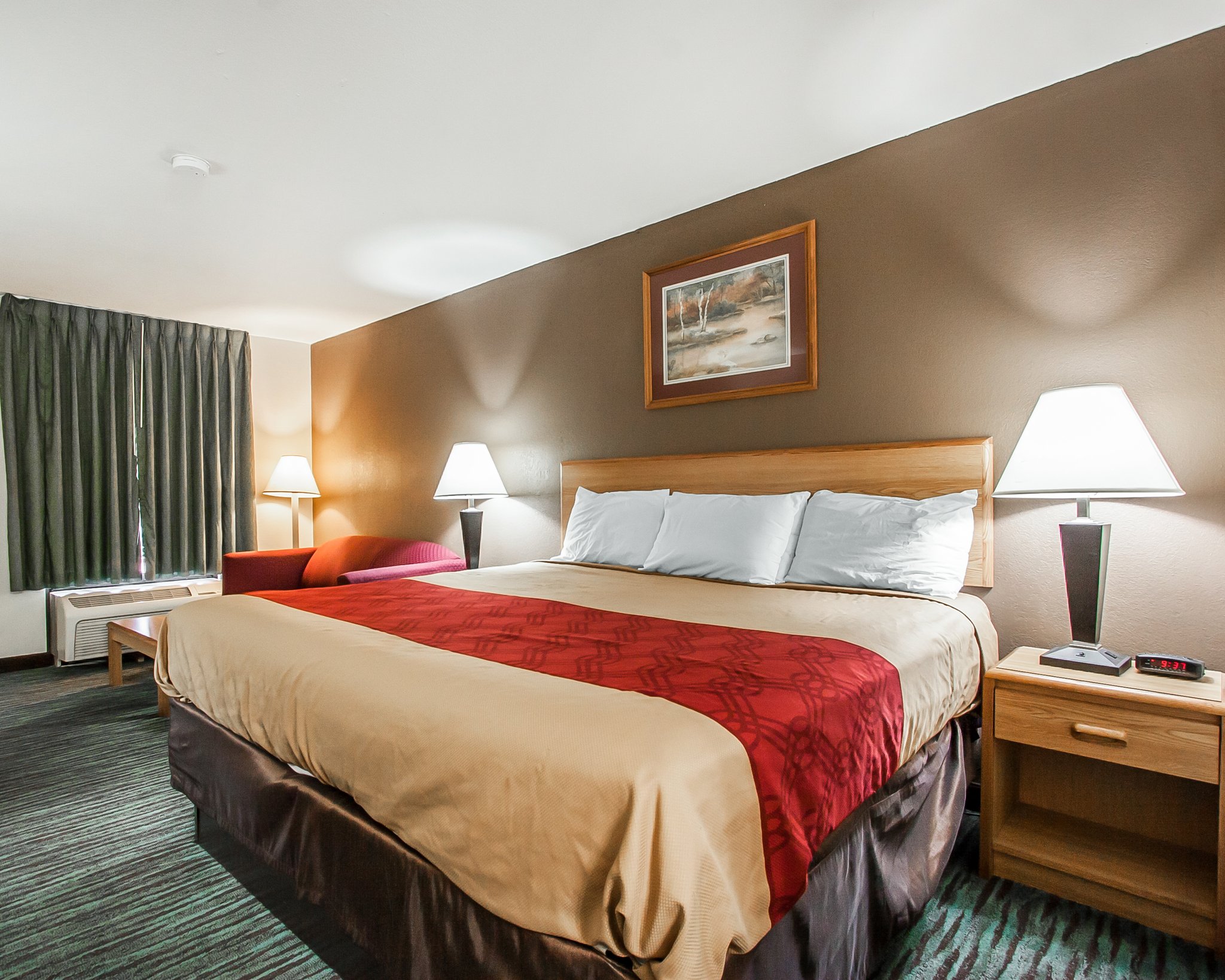 Econo Lodge Inn & Suites