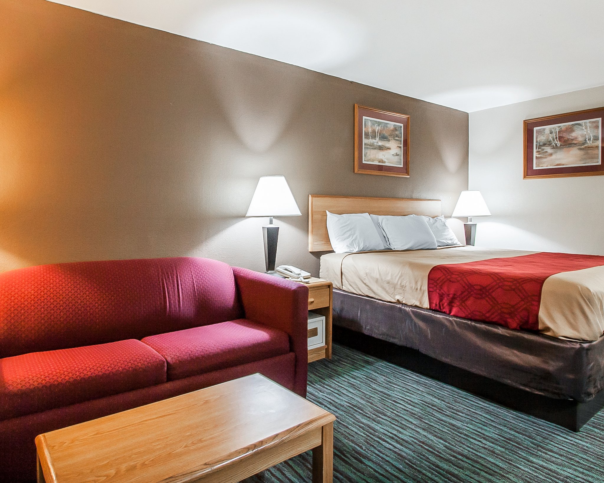 Econo Lodge Inn & Suites