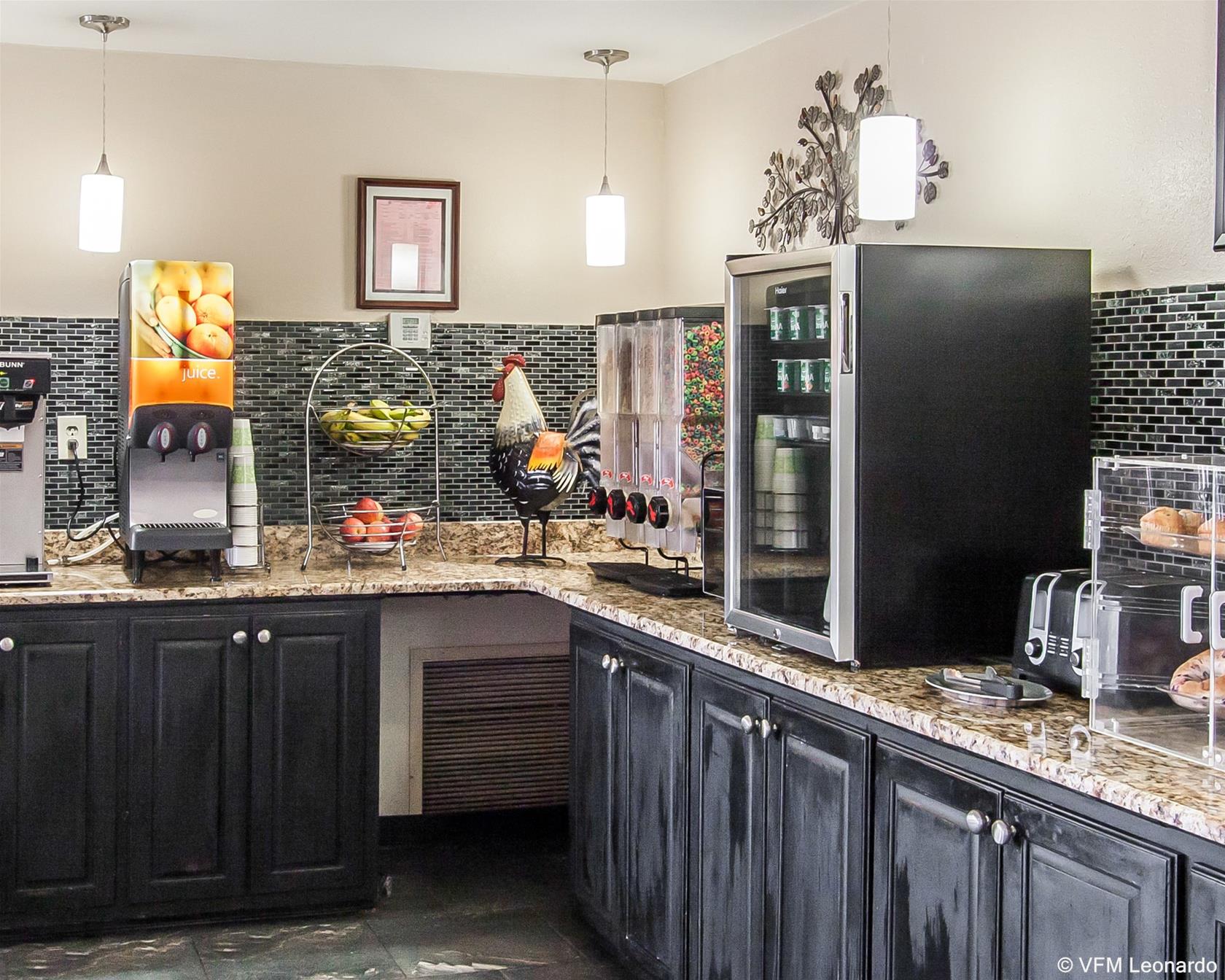 Econo Lodge Inn & Suites