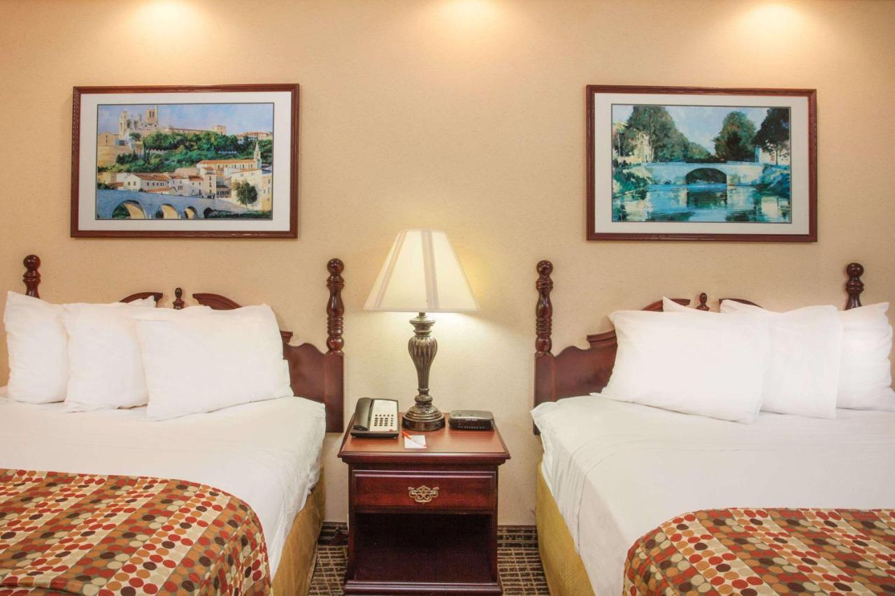 Howard Johnson by Wyndham Jackson