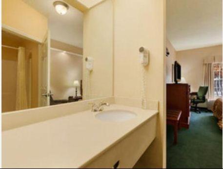 Howard Johnson by Wyndham Jackson