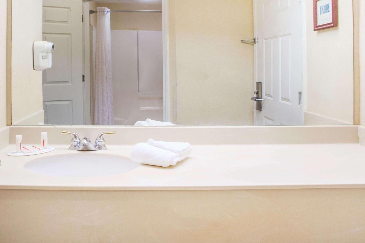 Howard Johnson by Wyndham Jackson