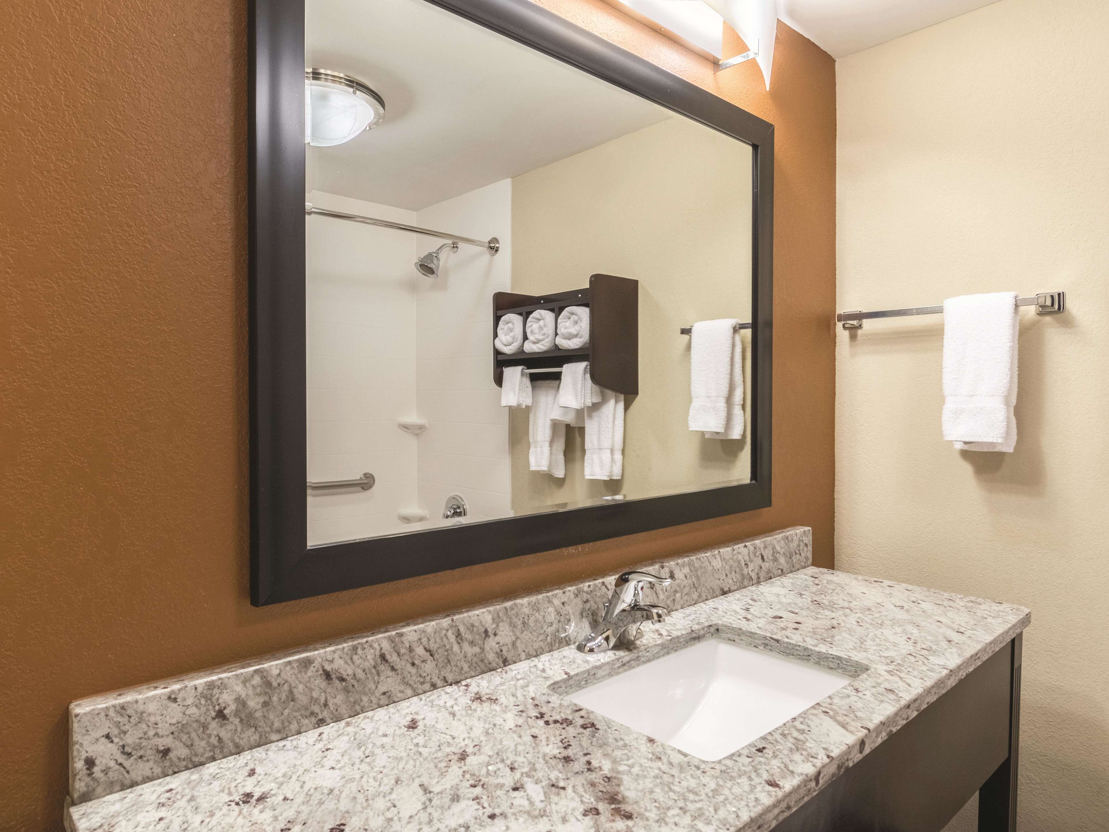 La Quinta Inn & Suites by Wyndham Knoxville Papermill