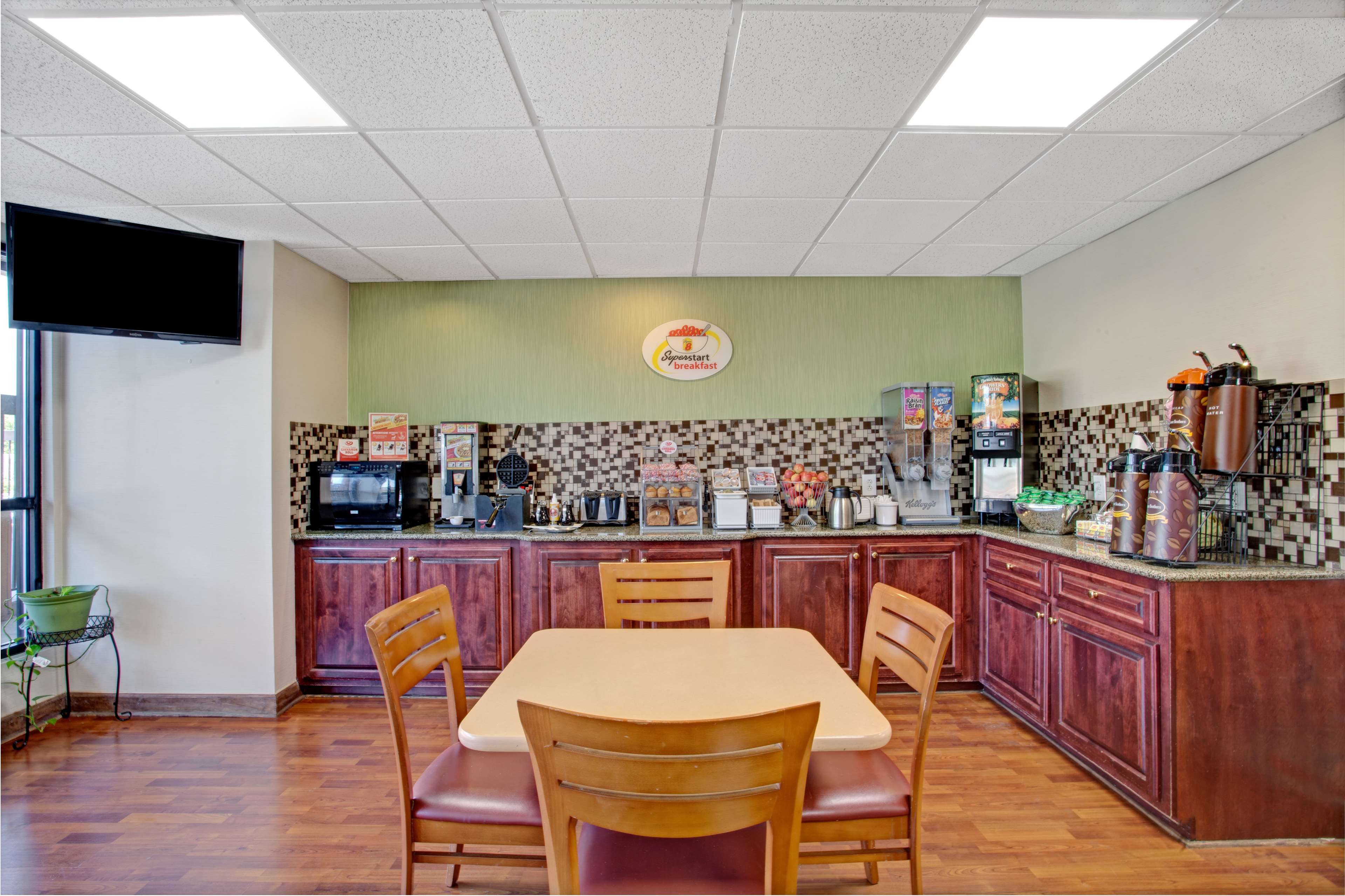 Super 8 by Wyndham Knoxville East