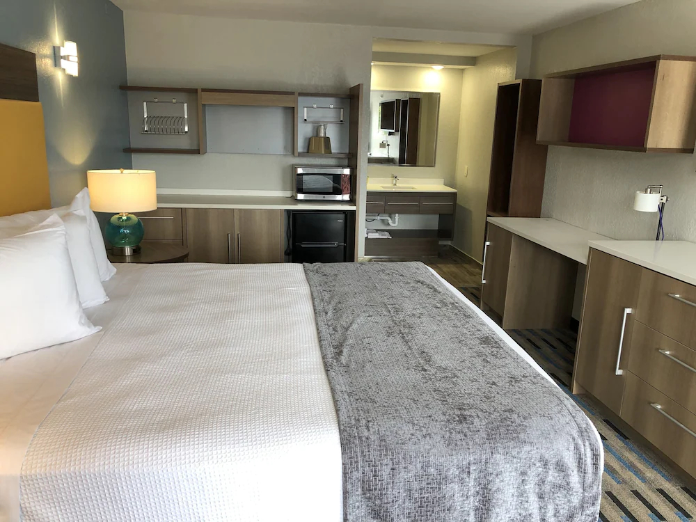 Budgetel Inn & Suites