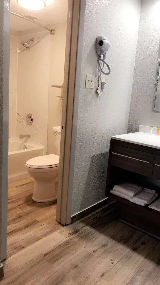 Budgetel Inn & Suites
