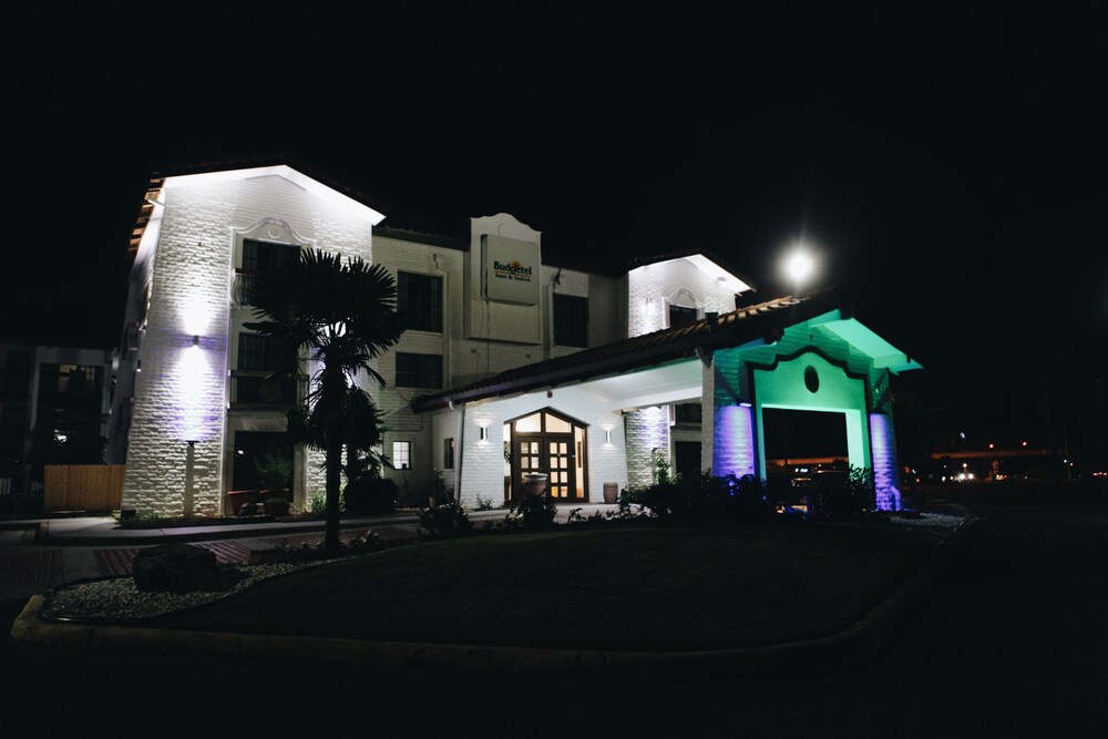 Budgetel Inn & Suites