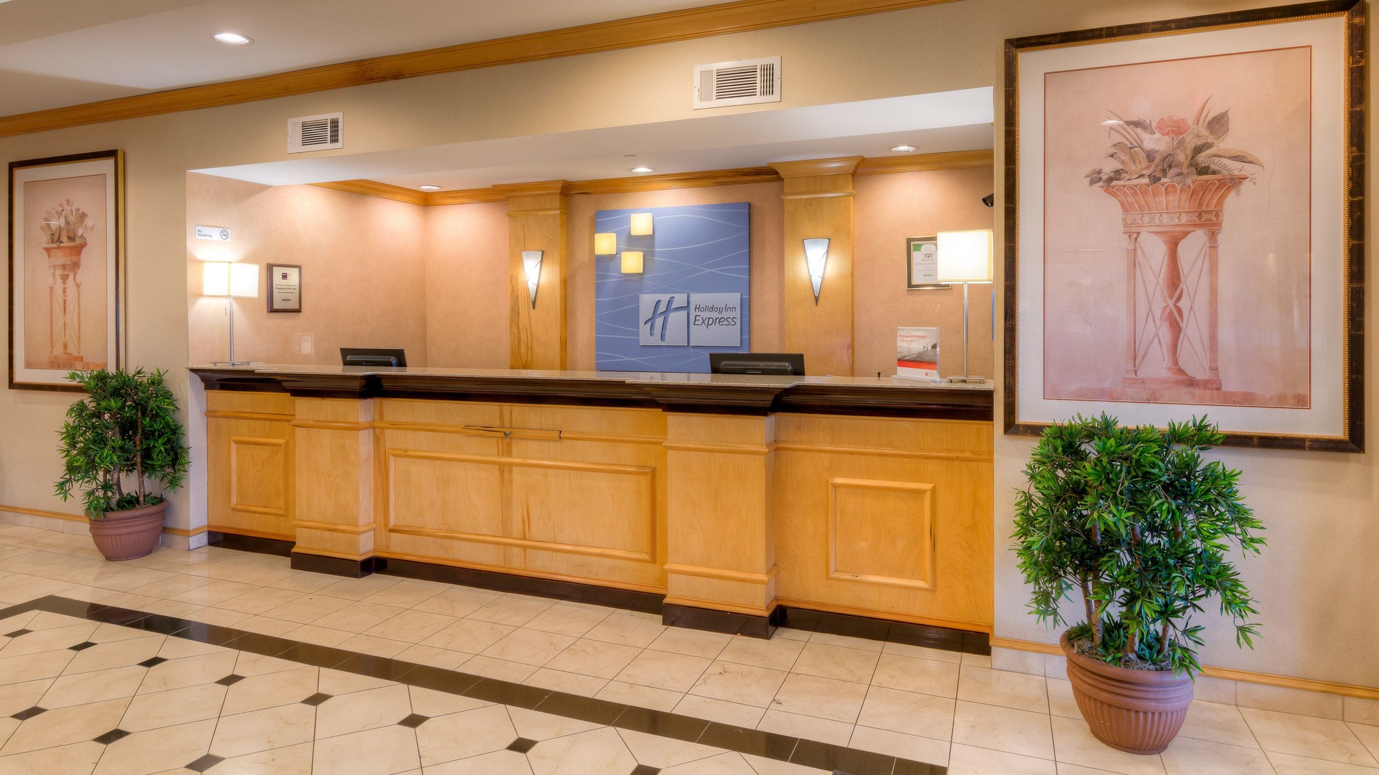 Holiday Inn Express & Suites Memphis Southwind