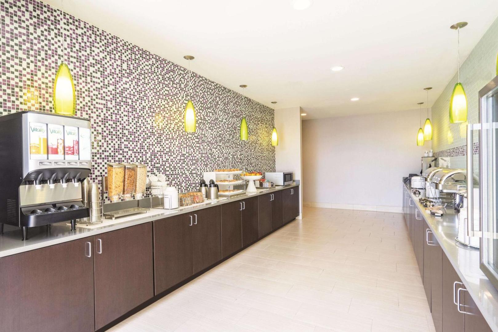 La Quinta Inn & Suites by Wyndham Memphis Downtown