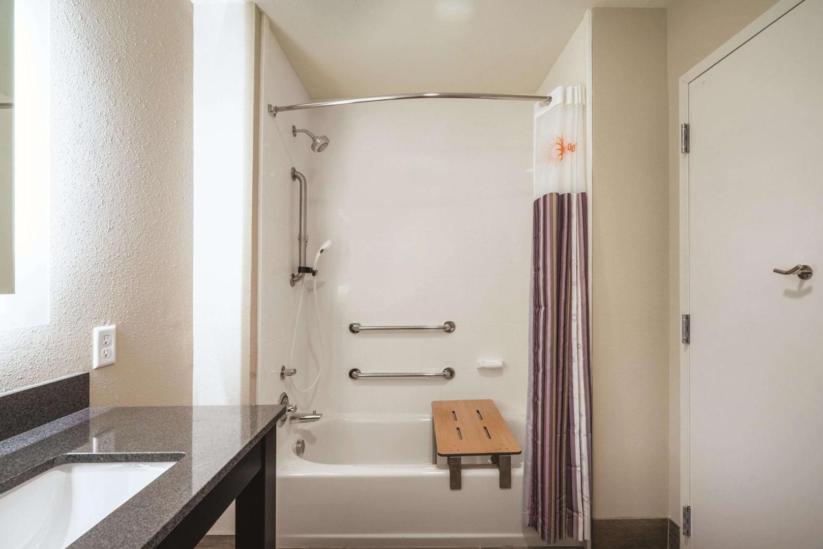 La Quinta Inn & Suites by Wyndham Memphis Downtown