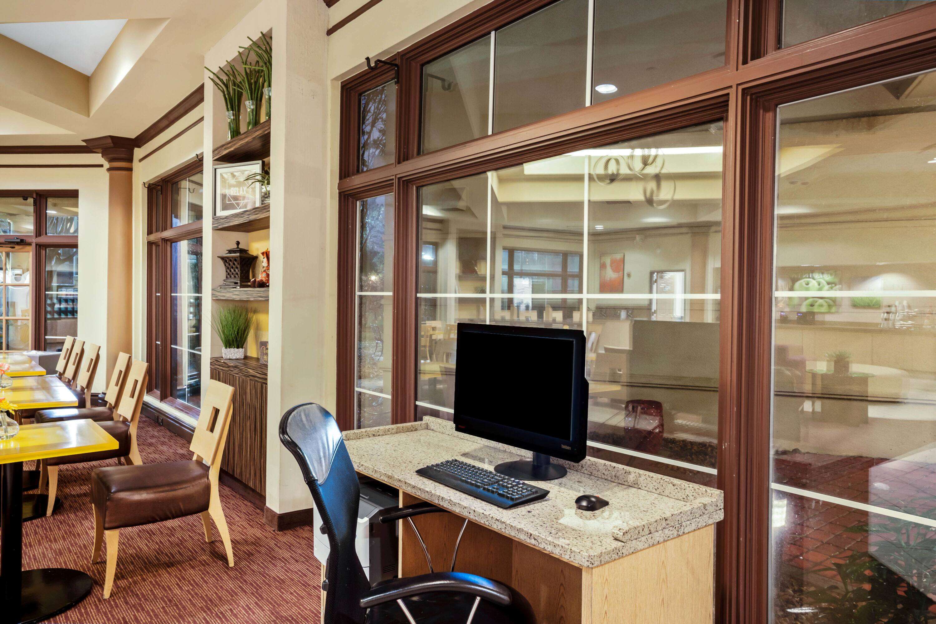 Holiday Inn Express & Suites Memphis East