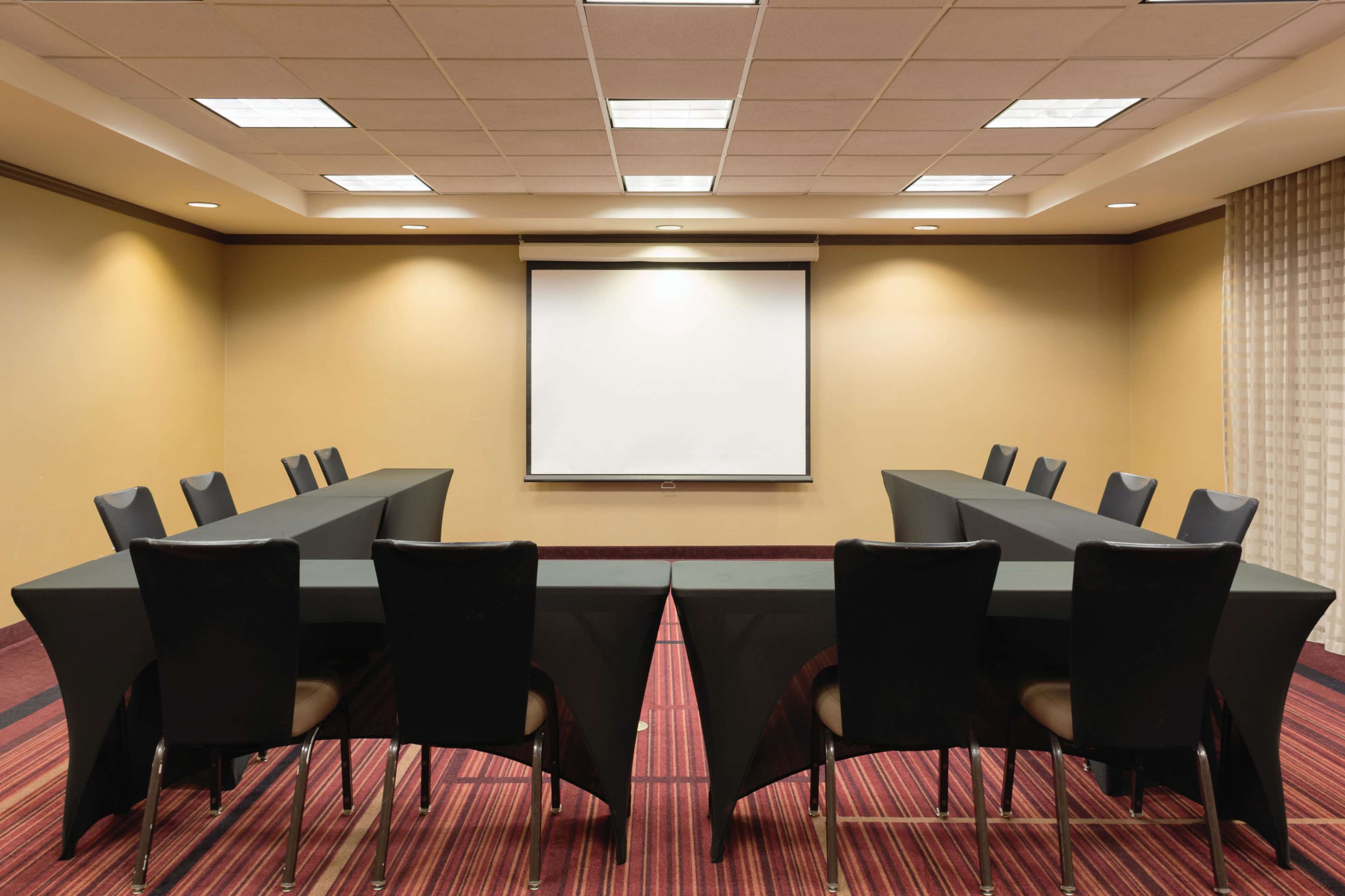 Holiday Inn Express & Suites Memphis East