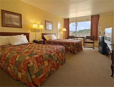 Super 8 by Wyndham Nashville Near Downtown / I-40