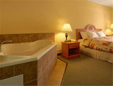 Super 8 by Wyndham Nashville Near Downtown / I-40