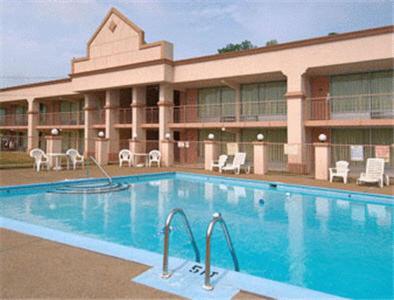 Super 8 by Wyndham Nashville Near Downtown / I-40