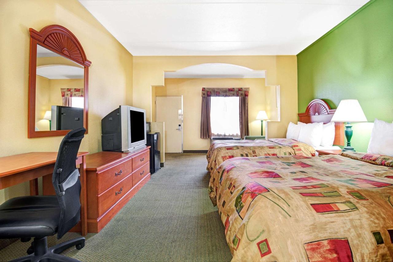 Super 8 by Wyndham Nashville Near Downtown / I-40