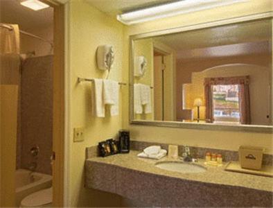 Super 8 by Wyndham Nashville Near Downtown / I-40