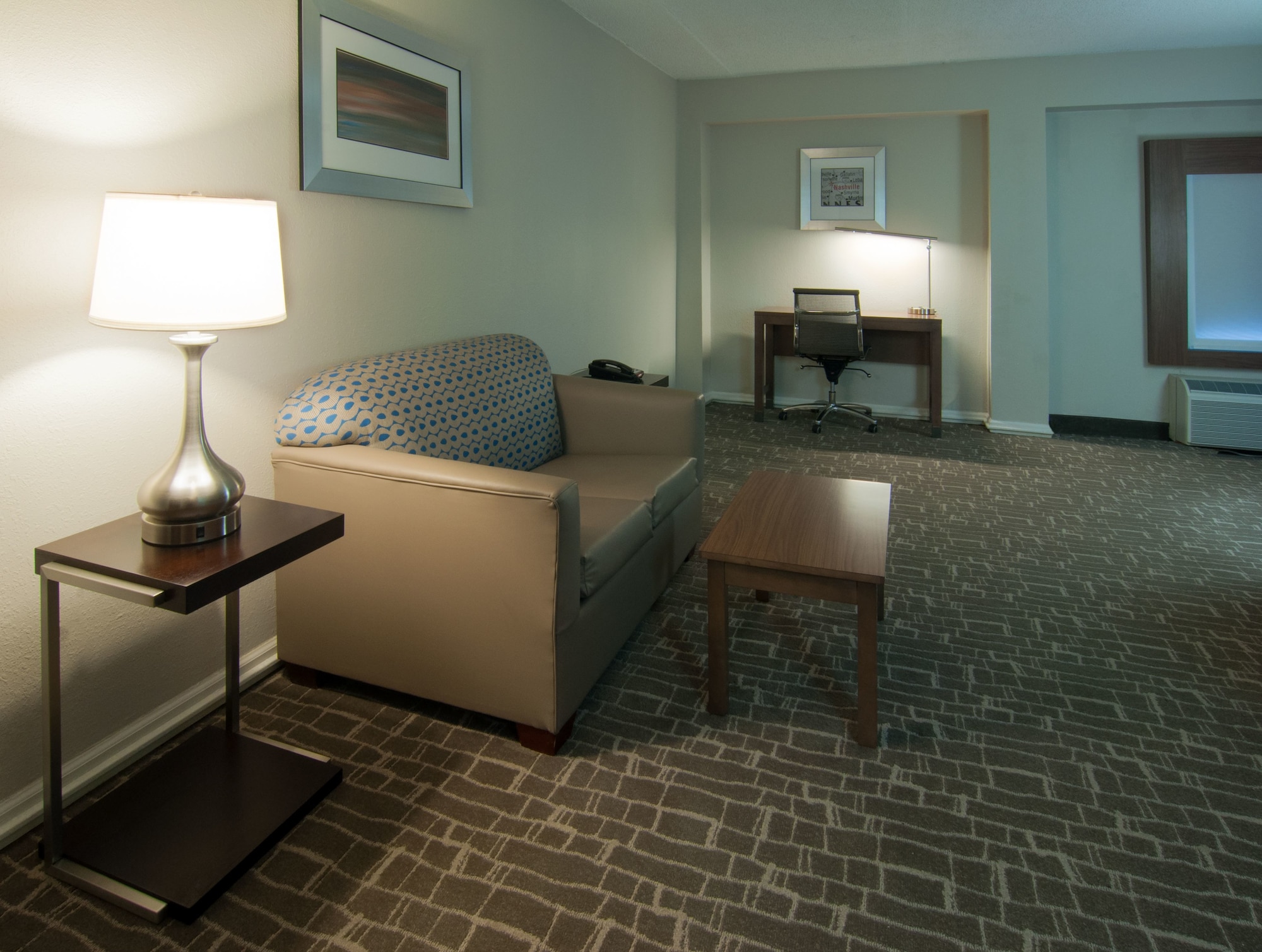Holiday Inn Express & Suites Nashville I-40 & I- 24