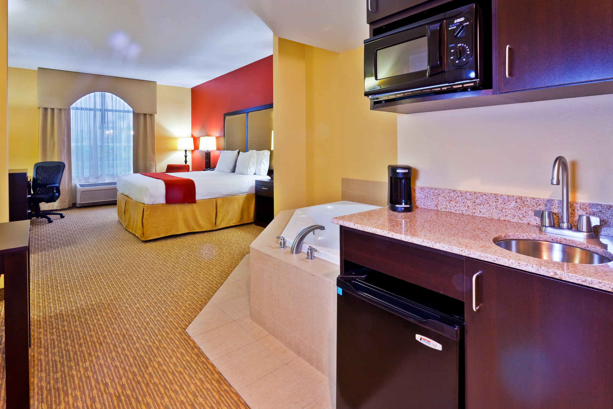 Holiday Inn Express & Suites Nashville-Opryland