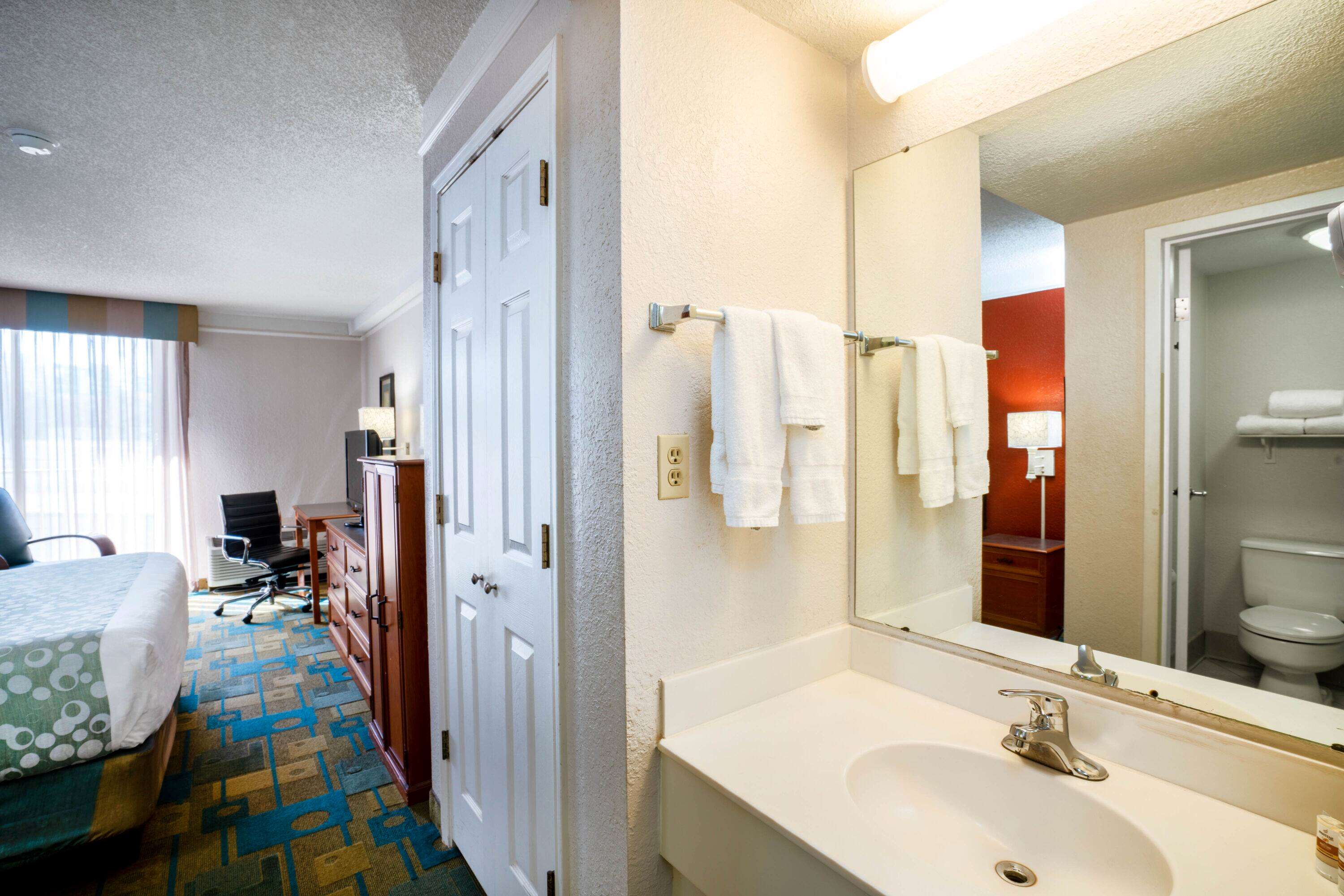 La Quinta Inn & Suites by Wyndham Nashville Airport/Opryland