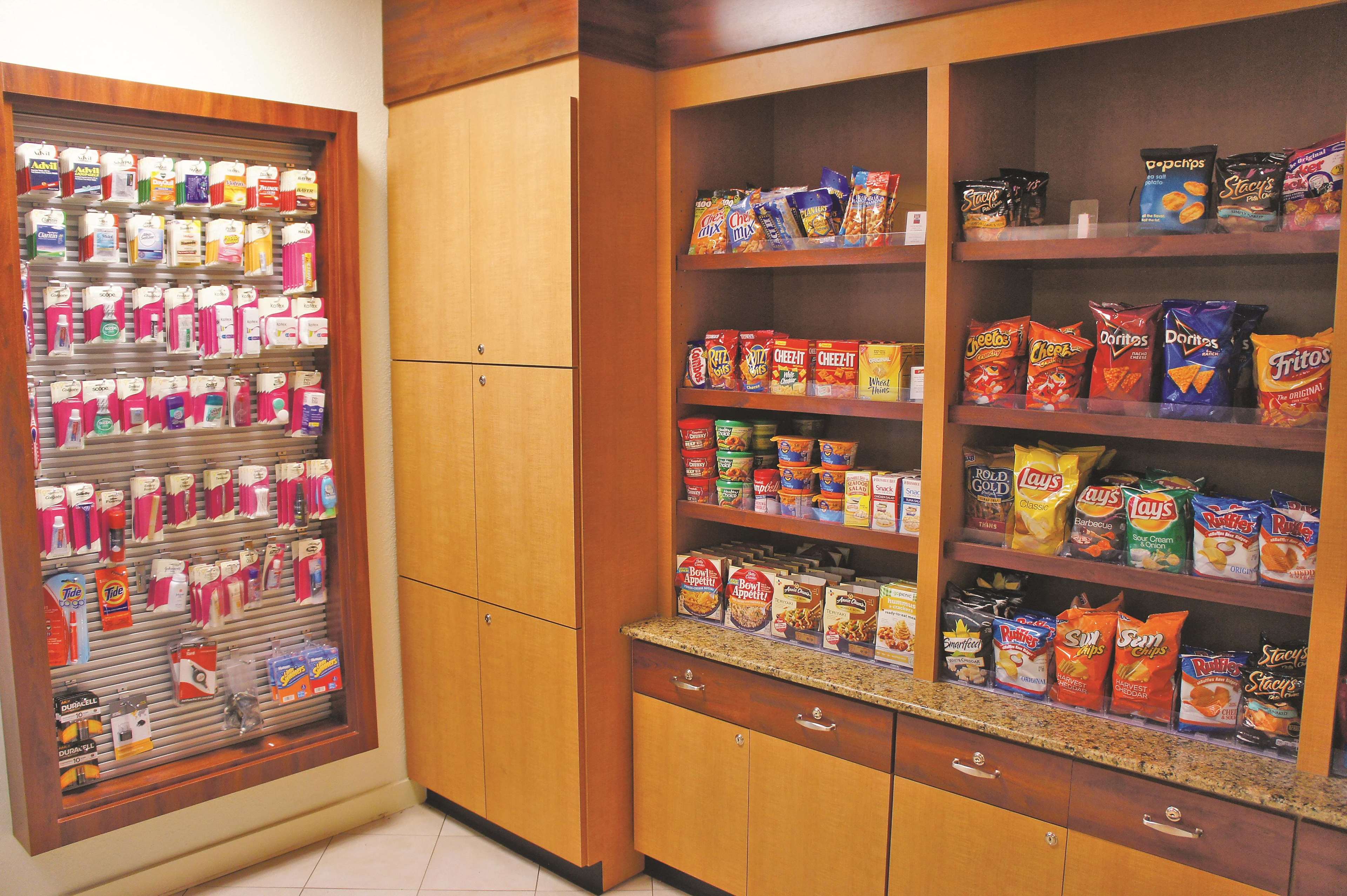 La Quinta Inn & Suites by Wyndham Nashville Airport/Opryland