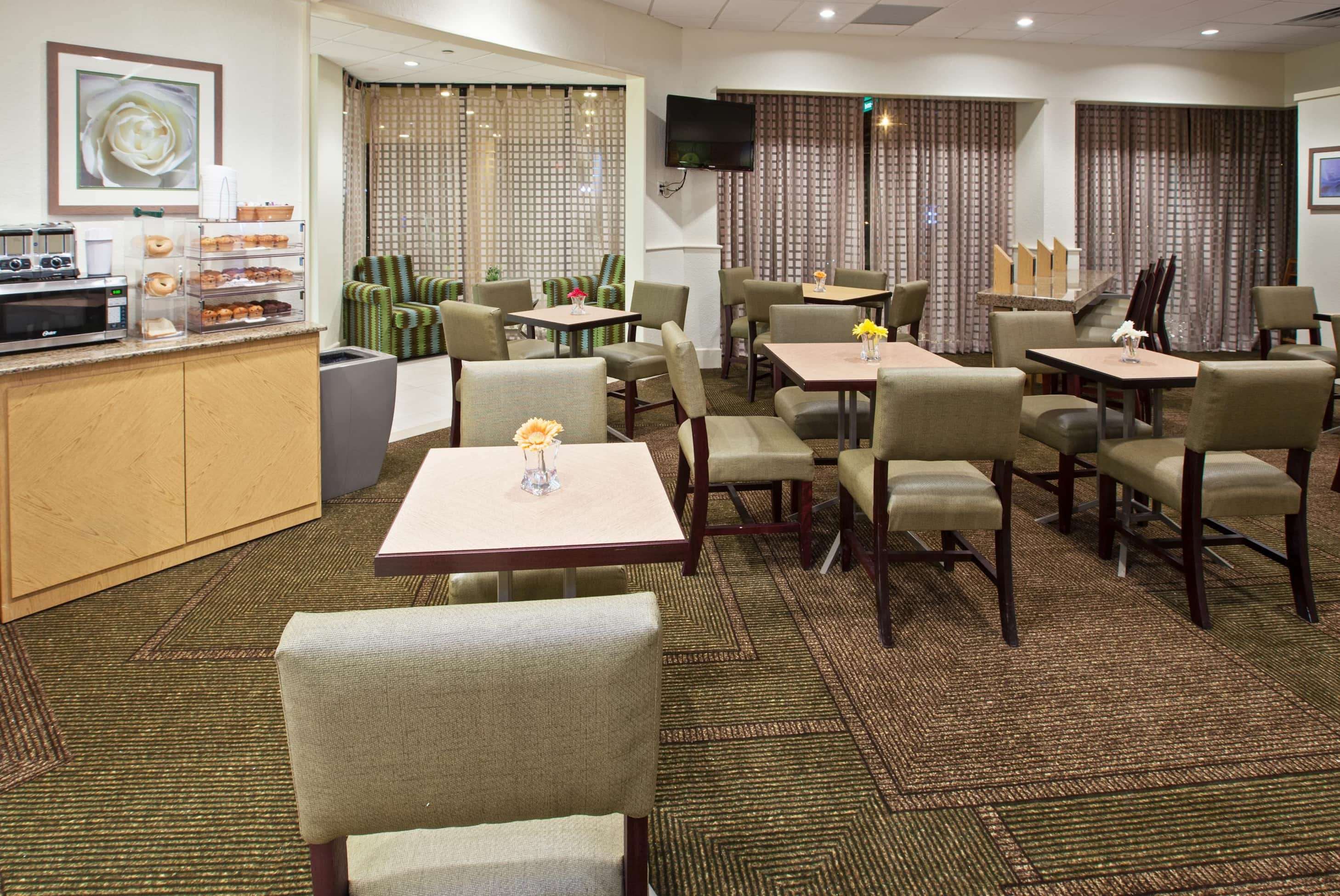 La Quinta Inn & Suites by Wyndham Nashville Airport/Opryland