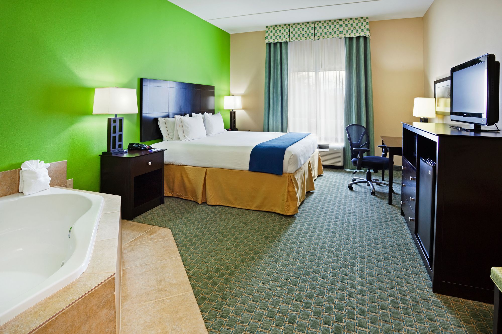 Holiday Inn Express Hotel & Suites Newport South