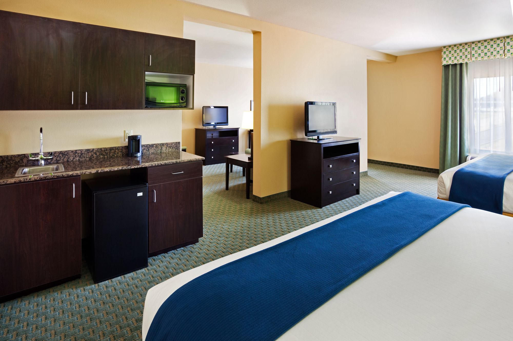 Holiday Inn Express Hotel & Suites Newport South