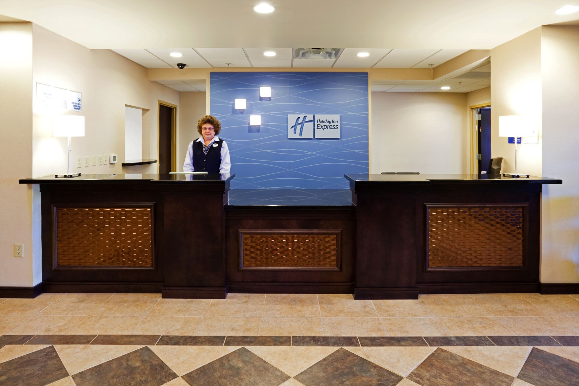 Holiday Inn Express Hotel & Suites Newport South