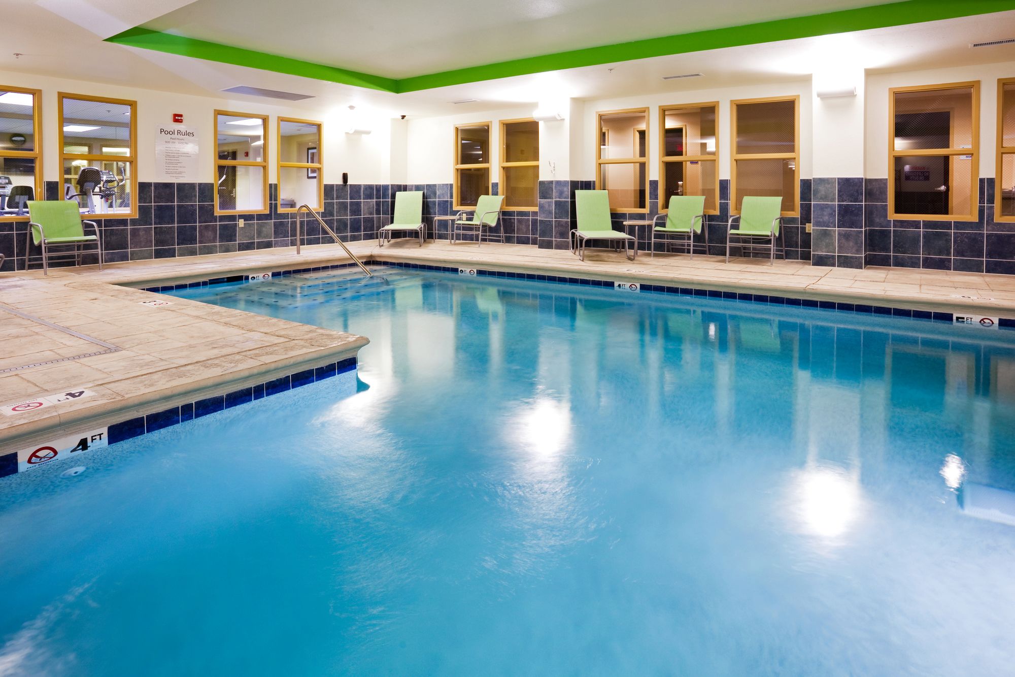 Holiday Inn Express Hotel & Suites Newport South
