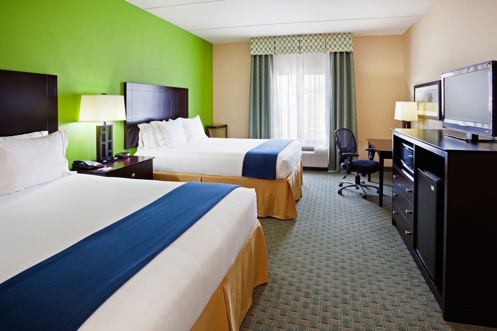 Holiday Inn Express Hotel & Suites Newport South